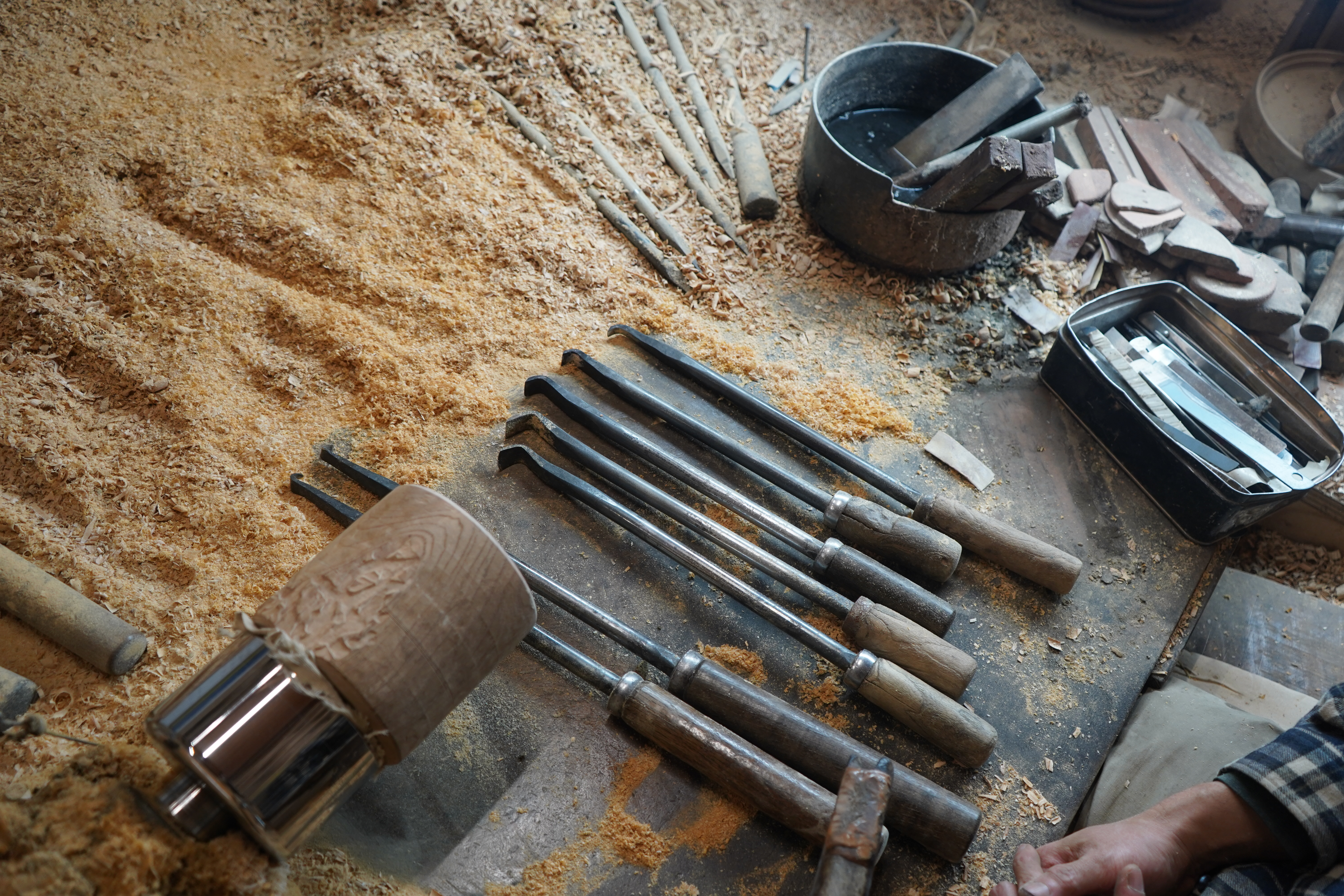お手製のカンナ。自ら鋼材を研ぎ専用の刃を作る。